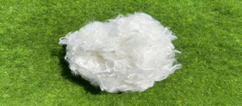 Este poliesterul o fibră naturală?